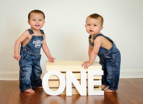 Outdoor Baby Birthday, Twin Toddler Photography, Twin Birthday Pictures, Twin Baby Photos, Twins Photography, Twins Posing, Baby Boy Decorations, Twin Photography, Twin Baby Boys