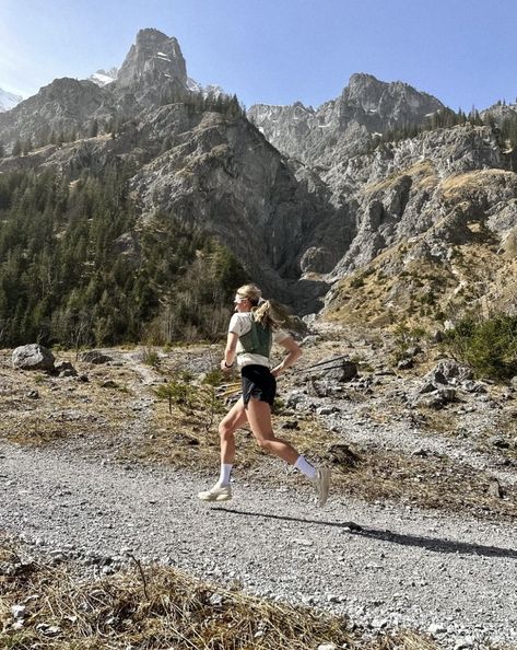 Running In Nature Aesthetic, Spartan Race Aesthetic, Women Running Aesthetic, Trail Running Aesthetic, Triathlon Aesthetic, Trail Running Inspiration, Trail Running Women, Running Inspo, Running Books