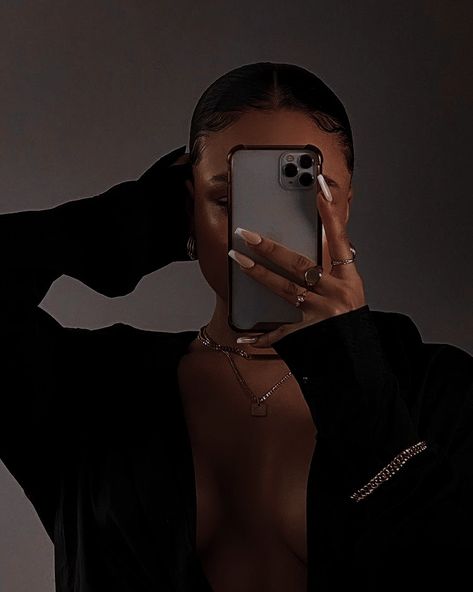 Faceless Girl Aesthetic, Black Femininity Aesthetic, Faceless Girl, Femininity Aesthetic, Studio Photography Poses, Black Goddess, Rich Girl Lifestyle, Black Femininity, Luxury Aesthetic