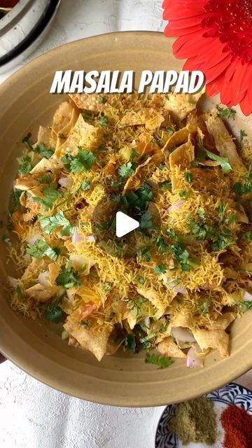 easy recipes • Aishwarya Marwal on Instagram: "MASALA PAPAD - Detailed Recipe 👇🏼✨ Looking for a new obsession ? Look no further try my version of masala papad. Trust me, once you try it, you’ll never want to go back ! 😍😮‍💨 To make this : 4-5 papad (cut into thick strip) Oil to fry 1/4 chopped tomatoes 1/4 chopped onions 1/4 chopped cucumber 1 tsp chopped coriander leaves Salt to taste 1 tsp red chilli powder 1 tsp Chaat masala Garnish it with some sev and DIGGIN’ 😮‍💨💖 ✨Save the video to try later ✨ Follow @whataisheats for more such recipe videos 💖🌈 #papad #masala #indianfood #indianstreetfood #northfood #streetfoodindia #homemadefood #recipeshare #recipes #recipesharing #foodblogger #quickrecipes #easyrecipes #reels #reelkarofeelkaro #reelitfeelit #reelsindia" Masala Papad Recipes, Papad Recipe Indian, Paan Masala, Masala Papad, Red Chilli Powder, Chaat Recipe, Chaat Masala, New Obsession, Indian Street Food