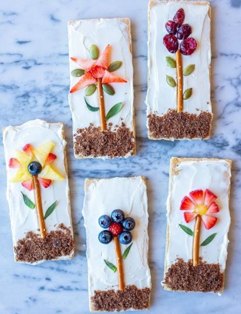 These Flower Garden Graham Crackers are so fun to make, beautiful to look at and delicious to eat! Both you and your kids will have a blast making them! You can go off the designs we have here or get super creative and design your own flowers! The possibilities are endless! #grahamcrackers #foodart #kidfriendly #fruit #flowers Spring Food Crafts, Toddler Baking, Parmigiana Recipe, Spring Snacks, Preschool Cooking, Theme Snack, Food Art For Kids, Chicken Parmigiana, Food Activities