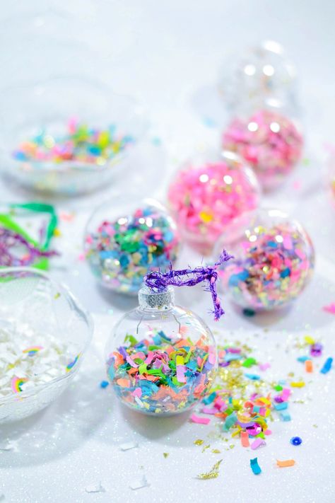 DIY Confetti Holiday Ornaments - The Confetti Bar Christmas Balls Diy, Confetti Ornaments, Deco Nouvel An, Handmade Presents, Confetti Bars, Diy Snow, Diy Confetti, Christmas Homemade, Presents Christmas