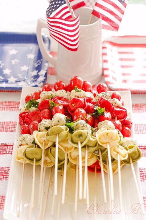 Best 4th of July Recipes and Backyard BBQ ideas - Pasta Salad Kebabs Appetizers Tortellini, Tortellini Appetizers, Tortellini Kabobs, Salad Kabobs, July Appetizers, Tortellini Skewers, Memorial Day Foods, Patriotic Food, July Recipes