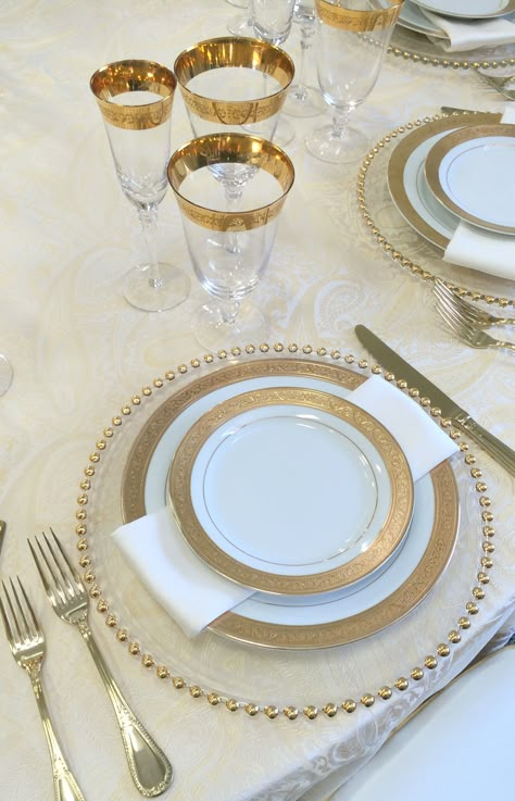 White And Gold Plates Table Setting, Gold Plates Table Setting, White And Gold Plates, Gold Rimmed Plates, Rose Gold Wedding Party, Rimmed Plates, Picnic Party Decorations, Gold Table Setting, Formal Table Setting