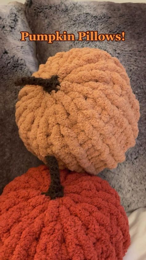 The perfect pumpkin pillow for the fall season! Pumpkin Chunky Knit Pillow | Diy crochet projects, Fall crafts, Crochet projects Pumpkin Pillow, Instruções Origami, Pumpkin Pillows, Christmas Potpourri, Knit Pillow, Summer Dresses For Wedding Guest, Stitch Crochet, Halloween Crochet, Diy Crochet Projects