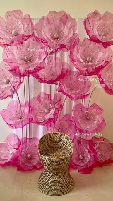 Organza Flower Decor, Organza Flowers Wedding Decor, Pink Boutique Ideas, Floral Backdrop Photoshoot, Giant Flowers Diy, Inflatable Party Decorations, Diy Hair Accessories Ribbon, Event Props, Ombre Pink