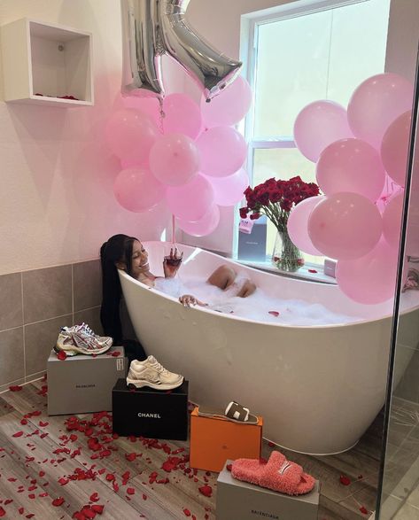 Hotel Picture Ideas, Hotel Picture Ideas Instagram, Picture Ideas Instagram, Romantic Bath, Cute Anniversary Gifts, Aries Birthday, Birthday Goals, Birthday Ideas For Her, Luxury Birthday