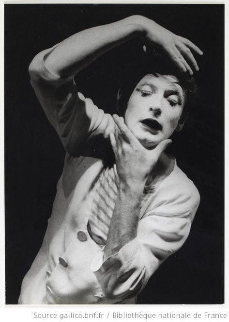 Marcel Marceau, Pierrot Clown, Vintage Clown, Pantomime, Figure Poses, Vintage Circus, Pose Reference Photo, Art Poses, Photo Reference