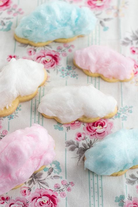 Think cotton candy is best left for the kids? Not any more. We honestly didn't realize how obsessed people are with this fluffy stuff until now. Bloggers have got cotton candy covered; from cookies, to cakes, to cocktails, even using it as a theme that's perfect for weddings, baby showers, kids' birthday parties or any get-together that needs a girly touch. Think of it like your little black dress, you can dress it up or dress it down to suit any occasion. And yes, these taste as good as the... Cloud Biscuits, Cake Feta, Cloud Cookies, Romeo I Julia, Cotton Candy Cookies, Candy Maker, Candy Ideas, Cotton Candy Clouds, Candy Floss