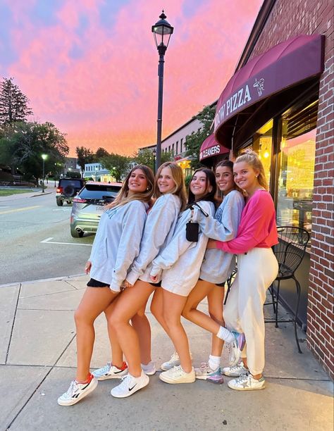 Preppy Photos With Friends, Preppy Lifestyle Photos, Preppy Poses, Friends Preppy, Preppy Friends, Friends Group Photo, Group Picture Poses, Prom Picture Poses, Summer Poses