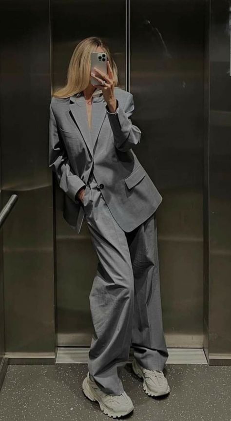 Grey Suits, Hiking Hairstyles, Elegant Outfit Classy, Casual Outfit Inspiration, Artist Outfit, Woman Suit Fashion, Estilo Chic, Classy Work Outfits, Looks Street Style