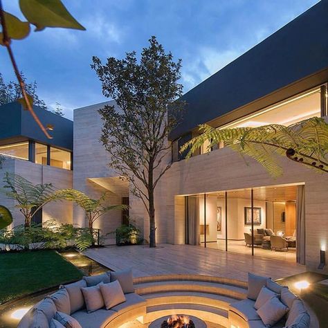 Luxury Mansions on Instagram: “The beautiful Magnolia house in Mexico City. Tag your friends and share for more!” Rumah Moden, Magnolia House, Model Architecture, Eksterior Modern, Outdoor Designs, Luxurious Lifestyle, Modern Mansion, México City, Mansions Homes