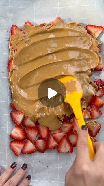 How To Use Strawberries Going Bad, Strawberry Snacks For Kids, What To Do With Strawberries Going Bad, Fresh Strawberries Ideas, Strawberry Peanut Butter Chocolate Bark, Frozen Strawberries Recipes, Peanut Butter Chocolate Bark, Frozen Strawberry Desserts, Strawberry Yogurt Bark