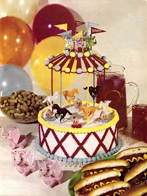 and everything else too: 70s Fun Cakes and Cake Toppers! Vintage Birthday Cake, Retro Desserts, Vintage Sweets, Vintage Birthday Parties, Food Vintage, Illustration Kunst, Vintage Birthday Cakes, Homemade Birthday Cakes, Vintage Dessert