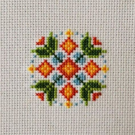 Mandala Mini, Mandala Cross Stitch, Mandala Cross, 123 Cross Stitch, Embroidery Stitches Beginner, Stitch Witchery, Tiny Cross Stitch, Cross Stitch Patterns Flowers, Mini Cross Stitch