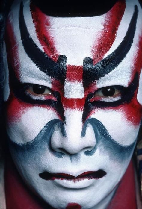 Kabuki actor Ebizo in makeup photograph Kimono Gallery, Noh Mask, All About Japan, Theatre Makeup, Character Makeup, Makeup Class, Stage Makeup, Art Japonais, Magnum Photos