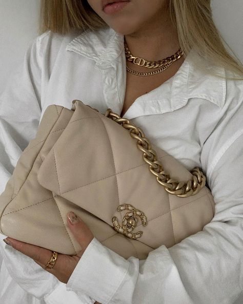 Chain Necklace Outfit, Chanel 19 Bag, Chanel 19, Chanel Outfit, Hot Bags, Adjustable Bag, Luxury Purses, Celine Bag, Chloe Bag