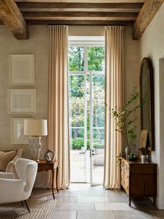 A quietly elegant Atlanta house by the classical architect Stan Dixon Westbury House, Dixon Architect, Garrison House, Dixon Homes, Southern Usa, Veranda Magazine, English Houses, Hall House, Ett Hem