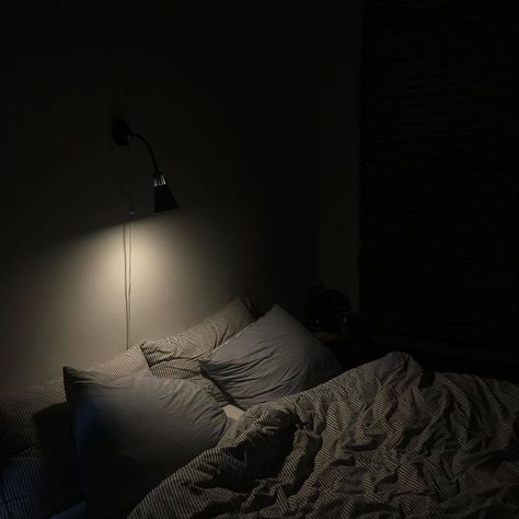 Black Aesthetic Grunge, Bedroom Aesthetic Dark, Dark Bedroom Aesthetic, Dark Bedroom, Images Esthétiques, Dark Room, Bedroom Aesthetic, Night Aesthetic, Aesthetic Bedroom