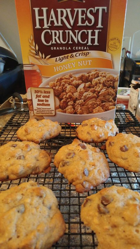 Harvest Crunch Cookies, Harvest Crunch Cereal Recipes, Cereal Cookies Recipes, Granola Cereal Recipe, Cereal Treat Recipes, Christmas Yummies, Granola Cookies, Drop Cookie Recipes, Cereal Cookies