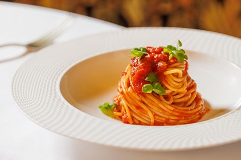 Anche voi volete festeggiare il World Pasta Day con gli spaghetti al pomodoro? Ecco le 8 regole di Gennarino Esposito Spaghetti Al Pomodoro, Spaghetti, Pasta