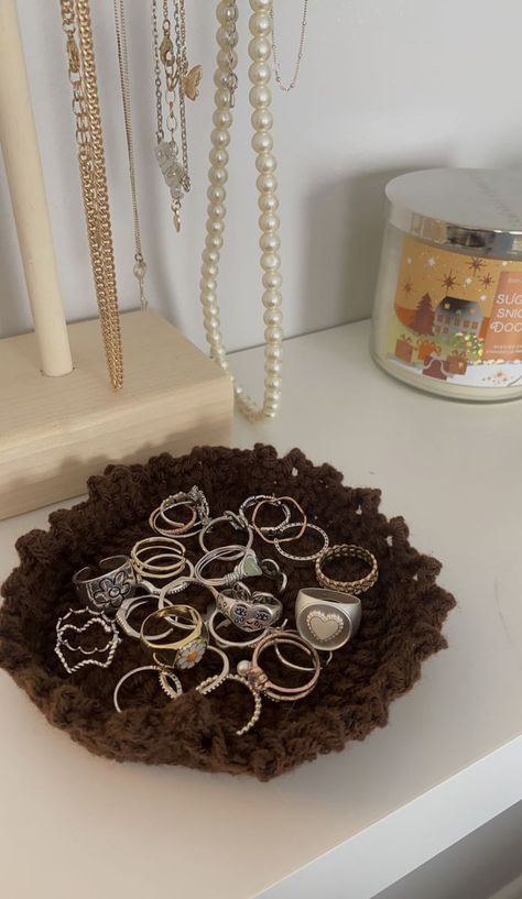 Crochet Brown Yarn, Crochet Accessories Aesthetic, Crochet Ring Holder, Brown Yarn Crochet Ideas, Jewelry Holder Crochet, Brown Crochet Ideas, Crochet Accessories Ideas, Crochet Jewelry Holder, Crochet Room