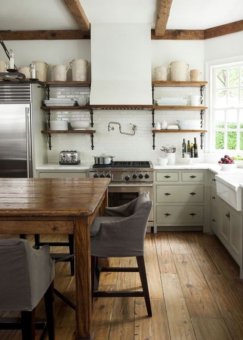 Farmhouse Kitchen Inspiration, Kabinet Dapur, Farmhouse Kitchen Cabinets, Rustic Farmhouse Kitchen, Deco Retro, Classic Kitchen, Wooden Floors, Kitchen Trends, Farmhouse Style Kitchen