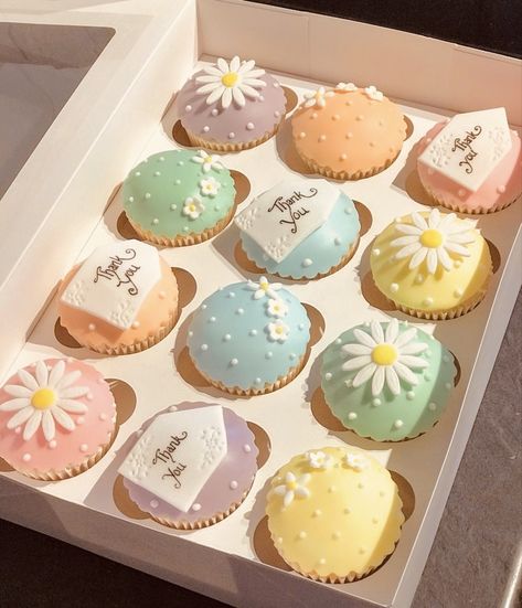 Colorful Cupcakes Aesthetic, Aesthetic Cupcakes Korean, Cute Cupcake Packaging Ideas, Cupcake Designs Aesthetic, Aesthetic Cupcake Designs, Korean Cupcakes, Cute Cupcakes Aesthetic, Birthday Cupcakes Aesthetic, Aesthetic Cupcakes