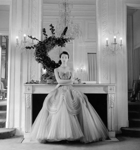 Dior Collection, Fifties Fashion, Fashion 1950s, Dior Fashion, Vintage Gowns, Vintage Couture, Vintage Glam, Vintage Glamour, 1950s Fashion