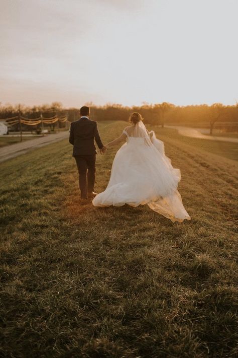 gab on Twitter: "Thanks for the prairie vibes, Iowa 🌾 #gdpweddings… " Modern Luxe Wedding, Field Wedding, Chic Wedding Dresses, Modern Luxe, Knoxville Wedding, Candid Wedding Photos, Luxury Wedding Photography, Luxe Wedding, Sunset Wedding