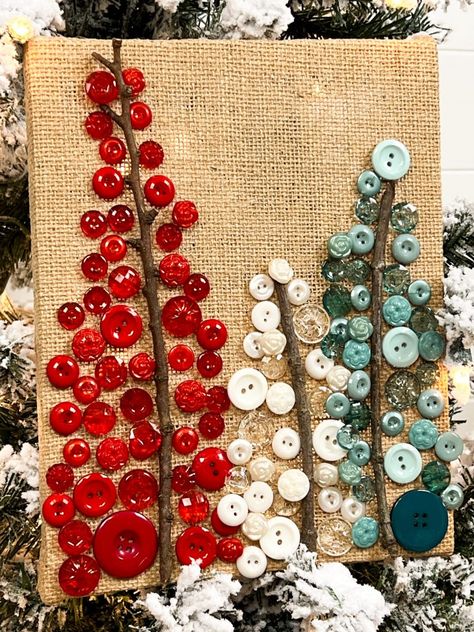 Christmas Button Tree, Christmas Button Crafts Decorations, Christmas Tree Buttons, Button Art Christmas Tree, Old Button Crafts, Pumpkin Button Art, Button Art On Canvas Diy, Things To Make With Buttons, Button Trees Christmas