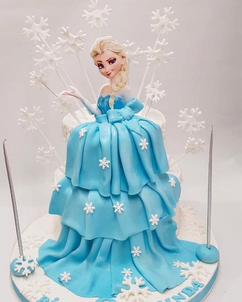 Kız çocuklarının en sevdigi model #elsalıpasta #Bilge ‘nin 6 yaş #dogumgunu için tasarlandı🙏🏼 Sizler de #kızcocukpastası için #prenses 👸🏻… Frozen Doll Cake, Elsa Doll Cake, Elsa Birthday Cake, Frozen Birthday Party Cake, Deltona Florida, Elsa Cake Frozen, Frozen Theme Cake, Frozen Elsa Dress, Elsa Cakes