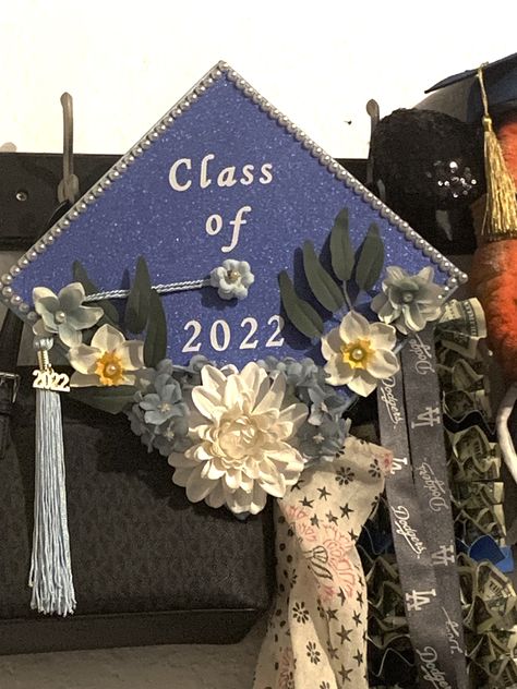 Cap Decoration Ideas For Guys, Graduation Cap Designs Class Of 2024, Simple Cute Grad Caps, Grad Hat Ideas Graduation Cap Decoration, Graduation Cap Floral, Navy Blue Grad Cap Ideas, Flower Grad Cap Ideas, Coquette Grad Cap, Graduation Cap Designs 2024