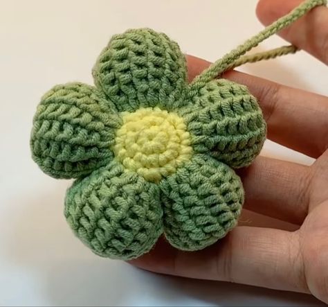 Crochet Bubble Flower Pattern, Crochet Flower Keychain Pattern, Crochet Yarn Types, Crochet Flower Keychain Pattern Free, Flower Amigurumi Free Pattern, Best Crochet Yarn, Crochet Daisy Pattern Free, Flower Crochet Keychain, Diy Crochet For Beginners