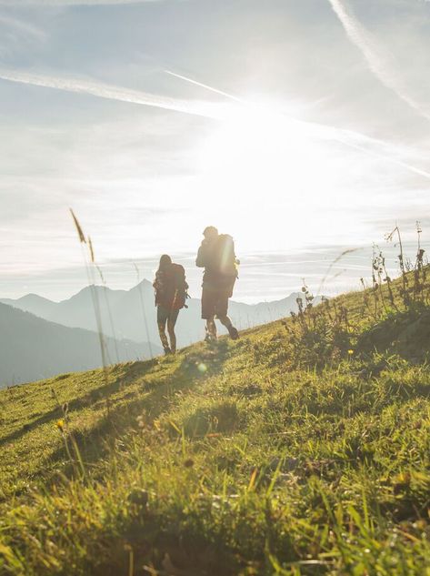 Témoignage : "J'ai rencontré l'amour sur le chemin de Saint-Jacques-de-Compostelle" Year Board, Nomad Life, Saint Jacques, Dark Corners, Life Partners, Site Internet, The Darkest, Places To Go, Vision Board