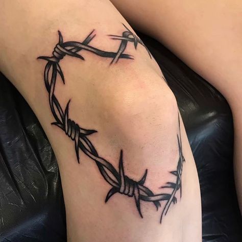 Barbed wire knee-blaster By @rose_hsueh #swahilibobstattoo #stockholm #södermalm #kneetattoo #barbedwiretattoo #oldlines #boldtattoo #tatuering Twisted Tattoos, Mandala Tattoo Shoulder, Barbed Wire Tattoos, Tattoos Pretty, Tattoo Old School, Best Tattoos For Women, Knee Tattoo, Tattoo Life, Barbed Wire