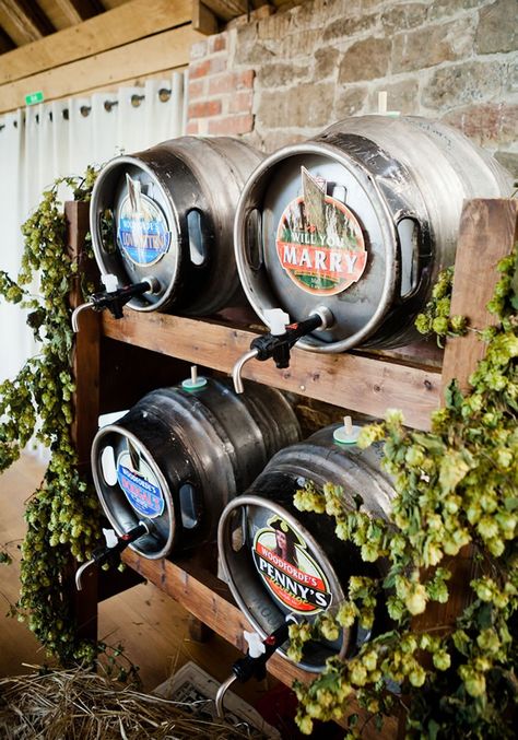 Wedding Keg, Diy Wedding Bar, Wedding Drink Station, Bar Deco, Diy Outdoor Bar, Wedding Reception Planning, Beer Wedding, Top Wedding Trends, Drinks Bar