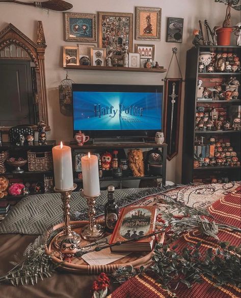 Harry Potter Living Room Aesthetic, Harry Potter Boho Bedroom, Harry Potter Theme Living Room, Harry Potter Collection Room, Hogwarts Living Room, Harry Potter Themed Living Room, Nerdy Living Room Ideas, Harry Potter Living Room Ideas, Harry Potter Living Room Decor