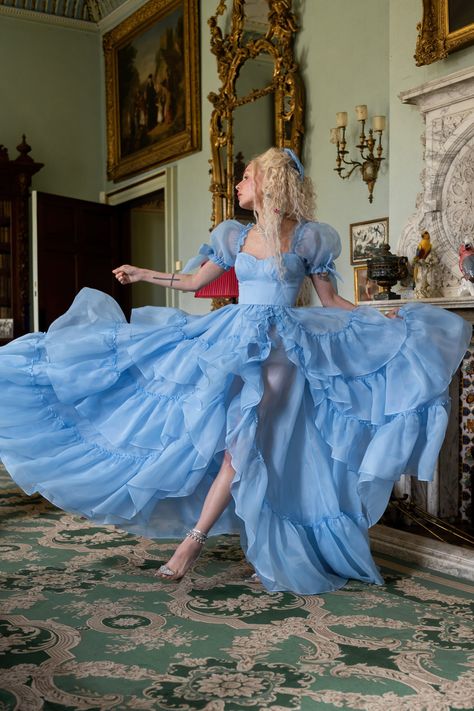 Modest Cinderella Dress, Modern Princess Outfits, Zac Posen Gown, Belle Gown, Romantic Gown, Modern Cinderella, Cinderella Blue, Windsor Dress, Leni Klum