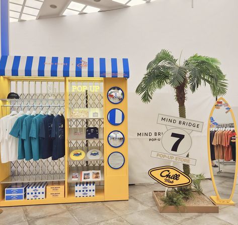 90s Booth Design, Pop Up Store Outdoor Retail Design, Clothing Pop Up Booth, Pop Up Store Display Ideas, Pop Up Shop Inspiration, Clothing Pop Up, Retro Supermarket, Pop Up Store Concept, Pop Up Shop Design