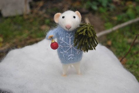 The mouse is made from 100% high quality wool. Inside there is a wire fame which gives You ability to adjust legs, fingers and tile as you wish. Eyes are made of glass. Dimensions: Height –3.94 in ( 10 cm) Care: Please do not wet toy. Dry clean only. This mouse is not suitable for kids Christmas Tree Felt, Needle Felted Ornaments, Christmas Mice, Needle Felted Christmas, Snowman Painting, Felt Mouse, Little Mouse, Tea Cosy, Tiny Things