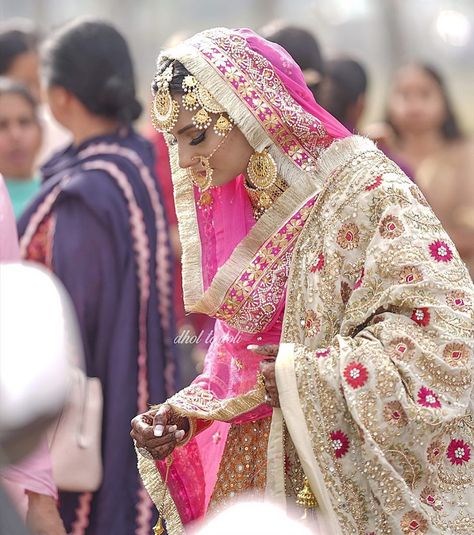 Dhol To Doli on Instagram: “Lost our heart to that gorgeous outfit in a beat!! @manrajgarcha1991 found inspiration in nawabi Pakistani accents for her lehenga and she…” Swati Dresses, Sikh Wedding Dress, Punjabi Aesthetic, Sikh Bride, Desi Wedding Dresses, Couple Wedding Dress, Wedding Lehenga Designs, Indian Bride Outfits, Punjabi Bride