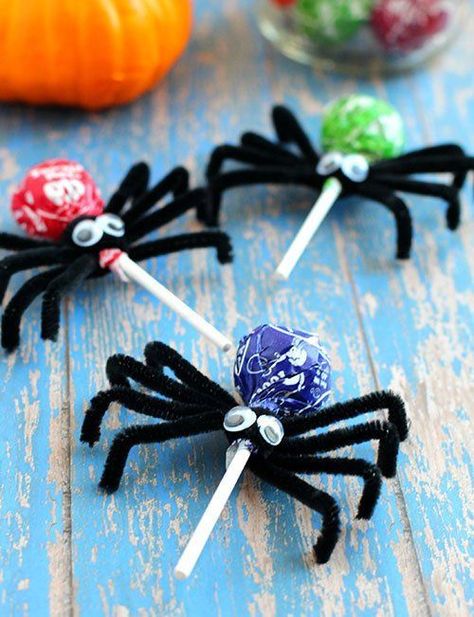 These cute Halloween treats are a fun DIY project! Make these Spooky Spider Lollipops with just a few materials. They are so easy-to-make! #diyhalloween #halloweendecor Spider Lollipops, Pelottava Halloween, Cute Halloween Treats, Diy Halloween Treats, Halloween School Treats, Dekorasi Halloween, Dulces Halloween, Halloween Party Treats, Halloween Decor Diy