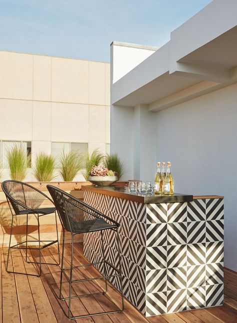 100 DIY Backyard Outdoor Bar Ideas to Inspire Your Next Project - Page 4 of 4 Design Per Patio, Pool Diy, Terrasse Design, Bar Exterior, Outdoor Kitchen Bars, Kitchen Design Diy, Build Outdoor Kitchen, Outdoor Bar Furniture, Patio Kitchen