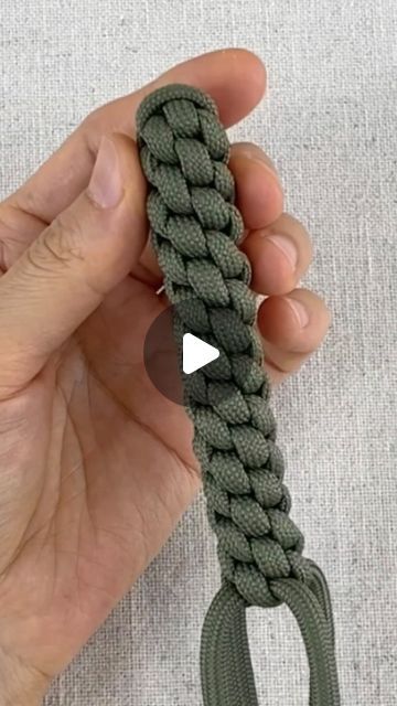 LET BE l DIY macrame & weaving on Instagram: "💛 - Macrame basic knot series 10 Crown knot 2🌱 Continue to fold the cord clockwise. - #렛비 #ᄆ�ᅡ크라메 #매듭공예 #왕관매듭 #letbe #macrame #crownknot #tutorial -" Macrame Celtic Knot Tutorial, Crown Knot Tutorial, Scoubidou Tutorial, Macrame Diy Tutorial, Crown Knot, Paracord Projects Diy, Paracord Bracelet Tutorial, Snake Knot, Macrame Weaving