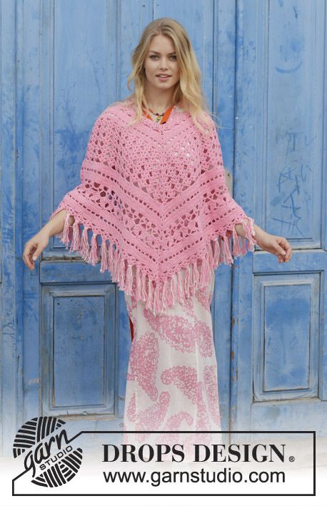 Crocheted poncho with lace pattern and fringes, worked top down. Sizes S - XXXL. The piece is worked in DROPS Paris. Poncho Sweater Pattern, Poncho Au Crochet, Lace Poncho, Crochet Poncho Free Pattern, Poncho Crochet, Crochet Scarf Pattern Free, Irish Crochet Dress, Crochet Poncho Patterns, Poncho Pattern