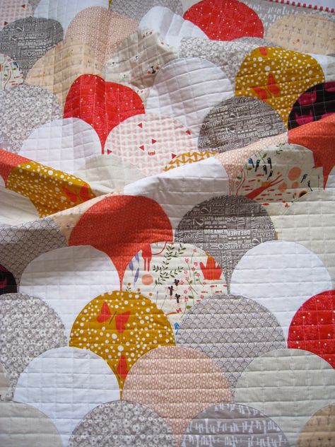 8" Clamshells with link to free tutorial. glam clam quilt Clamshell Quilt, Clam Shells, English Paper Piecing Quilts, Quilts Patterns, Quilt Modernen, Circle Quilts, Japanese Quilts, Quilt Sewing Patterns, Out Of My Comfort Zone