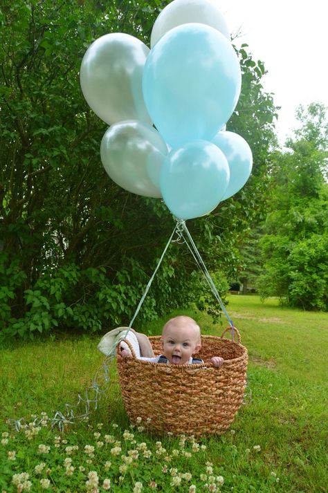 Basket With Balloons Photoshoot, Balloon Milestone Pictures, Balloons In Crib First Birthdays, Balloon Crib First Birthday, Balloon Basket Baby Gift, Ballon Helium, Boy Birthday Pictures, Balloon Basket, Baby Balloon