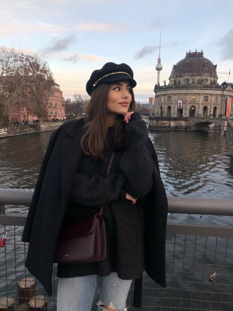 Berlin City OOTD Peaked Cap Outfit, City Ootd, Berlin Winter, Hm Outfits, Brunette Aesthetic, Girl Hair Colors, Berlin City, Classy Winter Outfits, Stylish Wedding Dresses