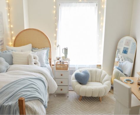 Cute Stuff For Bedroom, Cozy Beachy Living Room, Green Blue And White Bedroom, Blue And Gold Room Ideas, College Dorm Room Ideas 2024, Dorm Decor Blue, Cute Bedroom Ideas Blue, Dorm Inspo Preppy, Pastel Danish Dorm Room